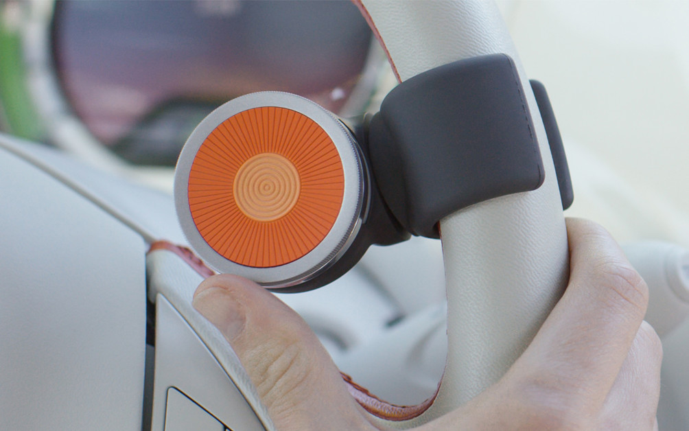 FingerTips Closeup of O6 on steering-wheel controlling phone